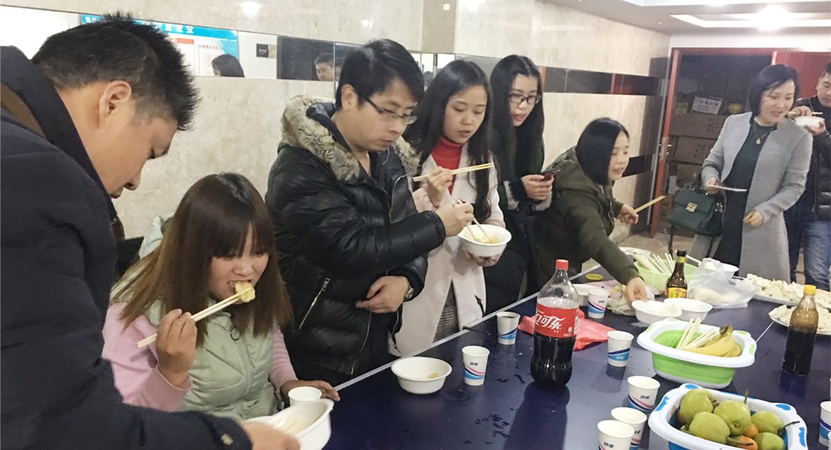 公司发展“冬至包饺子，，，，，欢乐师作”活动