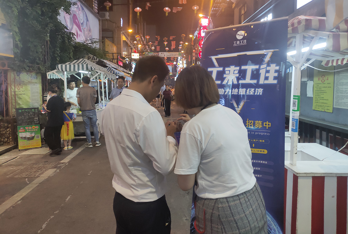 地摊热浪后，，，，，幼摊贩该何去何从？？？？？？